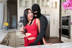 Móc cua cô bạn thân xinh đẹp mãi không chán