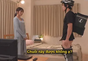 Nhìn cảnh tình yêu đích thực qua khe cửa sổ. Hai người hàng xóm sống chung với nhau và cặp đôi này đang quan hệ tình dục. Người đẹp này chơi rất giỏi. Đầu tiên là chà xát, sau đó liếm, rồi cởi bỏ quần áo. Người phụ nữ ở trên và niềm đam mê đang dâng trào.