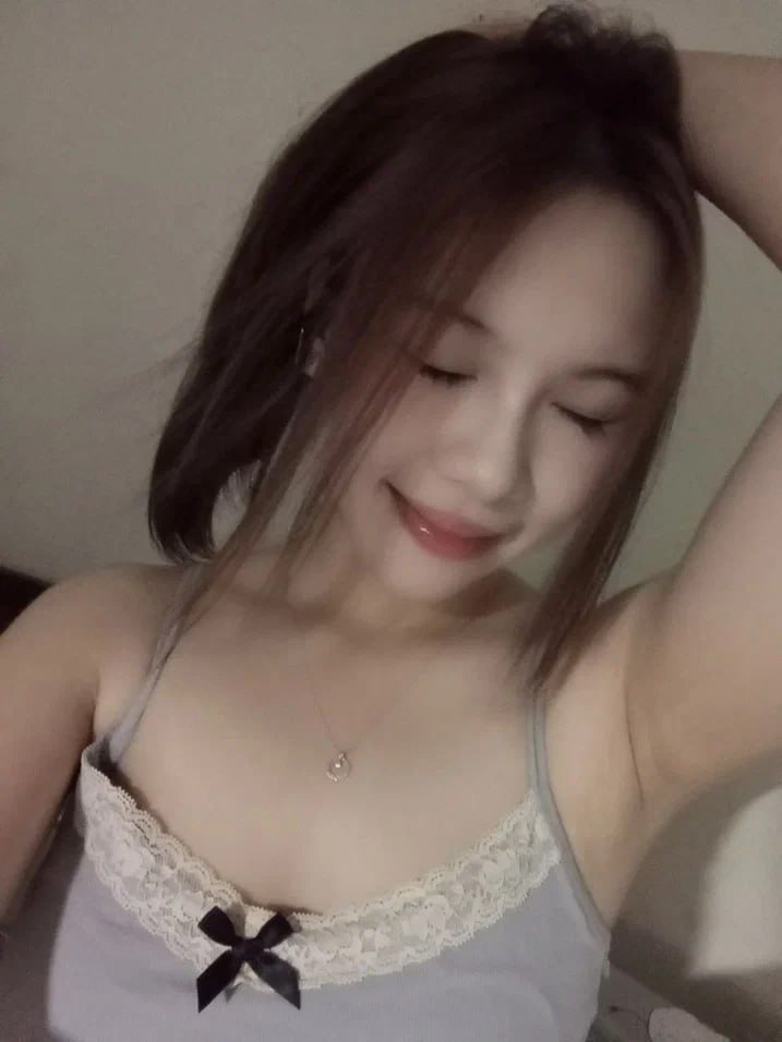 Anh chàng đeo kính đã lắp tấm che nắng cho xe và để vợ mình chơi trò sốc điện bên trong! Cú sốc điện khiến cô ấy giật mình và hét lên, khiến tôi muốn xuất tinh!