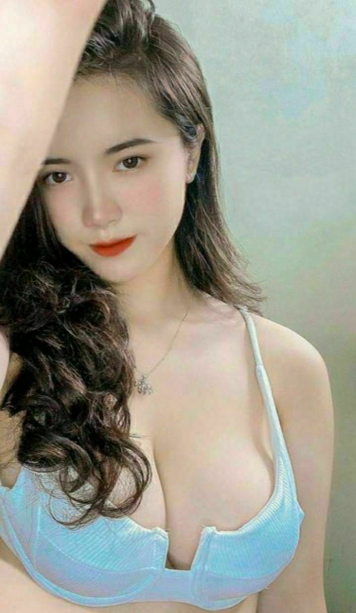 Cô ấy có một chút mỡ bụng và là người khá trầm tính. Ai có thể không yêu bộ ngực như thế này?
