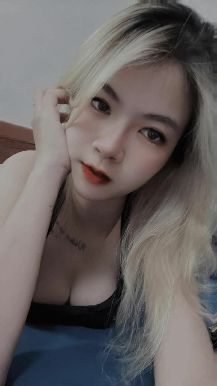 Dâm nữ nghiện địt làm vlog móc lồn cho mọi người xem